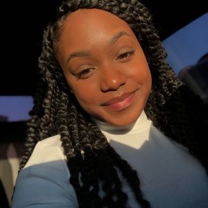 Meet your Posher, Alexia